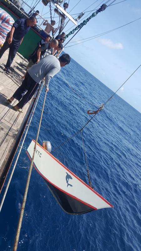 3外国渔民乘小木船在太平洋上漂了8天,我省远洋捕捞船队搜寻多日救起