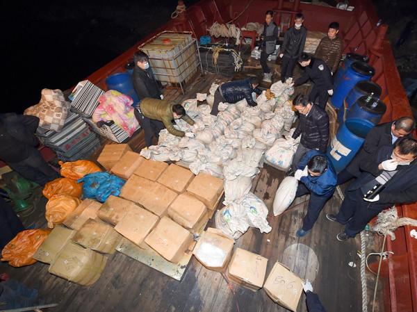 32吨查扣船只11艘】警方在一艘远洋捕捞渔船内缴获2吨